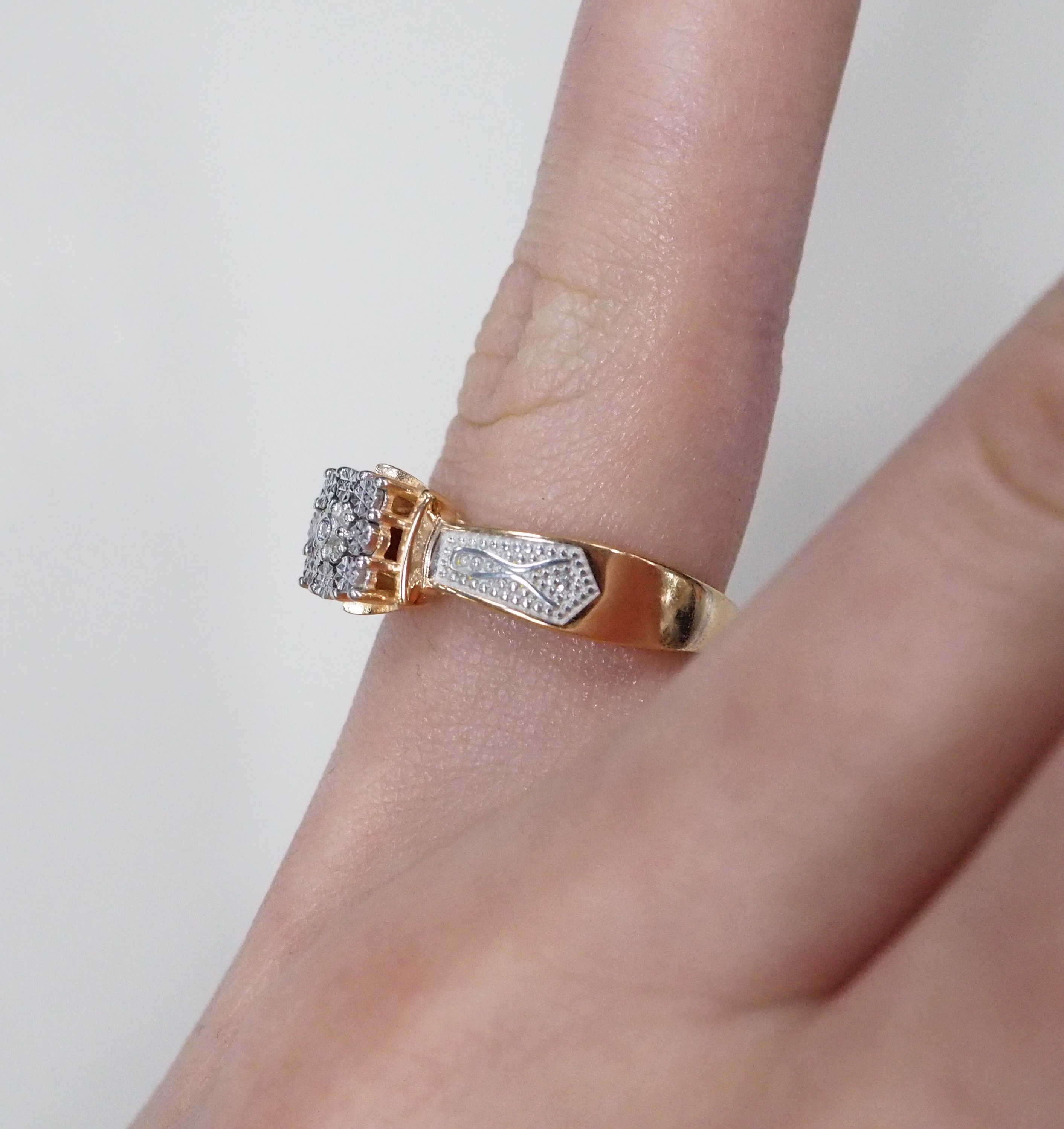 Серебряное кольцо с бриллиантами